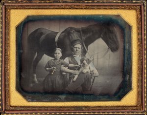 Portret van een man en meisje met paard en hond