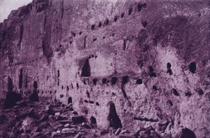 Verlaten grotwoningen van de klifbewoners, nabij Espanola