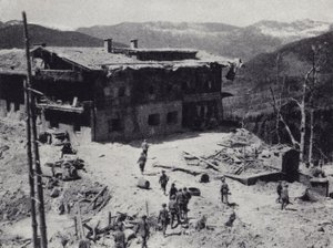 Amerikaanse en Franse troepen inspecteren de ruïnes van het toevluchtsoord van nazi-leider Adolf Hitler in Berchtesgaden in de Beierse Alpen, Tweede Wereldoorlog, mei 1945 (zw/w foto)