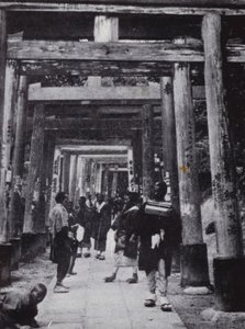 Een benadering van de Shinto-tempel van Inari door American Photographer (after)