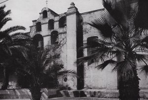 Californië: Klokken van Mission San Gabriel, gesticht in 1771, op de hellingen van met klaprozen bedekte heuvels nabij Pasadena door American Photographer (after)