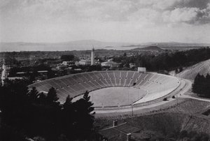 Californië: Berkeley, Memorial Stadium van de Universiteit van Californië, met 75.000 zitplaatsen door American Photographer (after)
