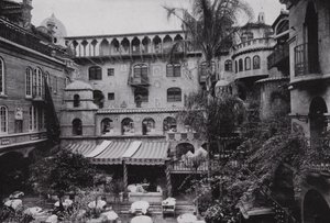 Californië: Riverside, Patio eetkamer van de Glenwood Mission Inn door American Photographer (after)