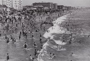 Californië: Venetië, een populair het-hele-jaar-door strandresort nabij Los Angeles door American Photographer (after)
