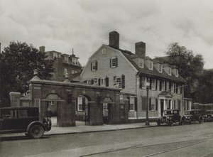 Harvard Universiteit: Class of 1857 Gate, Wadsworth House (zwart-wit foto) door American Photographer (after)