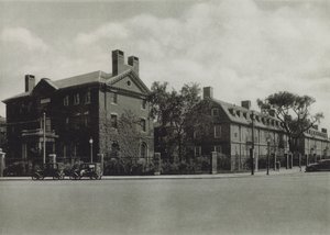 Harvard Universiteit: Phillips Brooks House; Mower Hall, Dormitory; Lionel Hall, Dormitory (zwart-wit foto) door American Photographer (after)