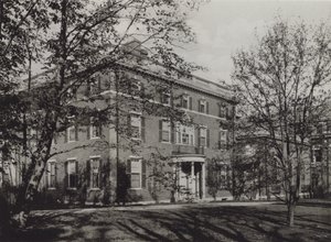 Harvard Universiteit: Residentie van President Lowell (zwart-wit foto) door American Photographer (after)