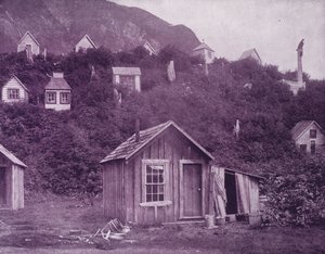 Indiaanse begrafenishuizen nabij de stad Juneau, Alaska door American Photographer (after)