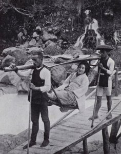 Japanse dame die de Daiya-rivier bij Nikko oversteekt door American Photographer (after)