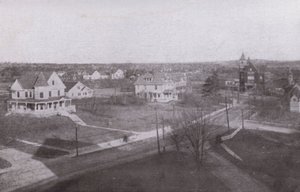 Old Orchard Beach, Maine: Uitzicht landinwaarts vanaf Old Orchard House (zwart-wit foto) door American Photographer (after)