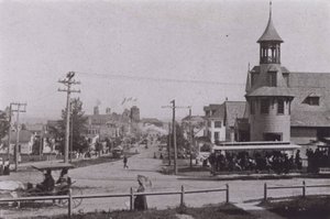 Old Orchard Beach, Maine: Old Orchard richting het strand (zwart-wit foto) door American Photographer (after)