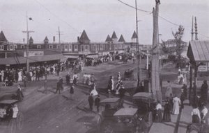 Old Orchard Beach, Maine: Scène bij het station (zwart-wit foto) door American Photographer (after)