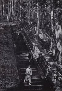 De trappen die leiden naar het graf van de Shogun Ieyasu (zwart-wit foto) door American Photographer (after)