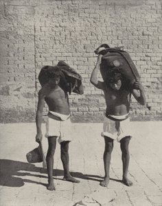Waterdragers in Guanajuato door American Photographer (after)