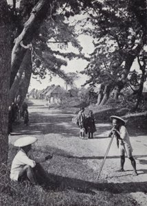 Wegfarers rustend op de oude hoofdweg van Tokio naar Kioto door American Photographer (after)
