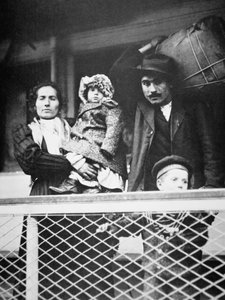 Een Italiaanse migrantenfamilie op de veerboot van Ellis Island naar New York City door American Photographer