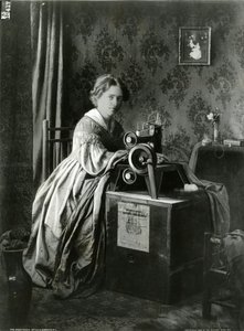 Advertentie voor Singers Patent Naaimachines, 1899 door American Photographer