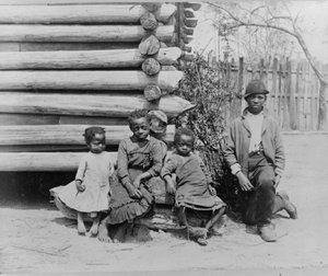 Afrikaanse Amerikaanse man met kinderen nabij Thomasville, Georgia door American Photographer