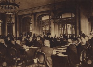 Amerika in de Eerste Wereldoorlog: Georges Clemenceau, premier van Frankrijk, overhandigt de Duitse afgevaardigden de vredesvoorwaarden van de Geallieerden in het Trianon Palace Hotel, Versailles, 7 mei. door American Photographer