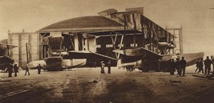 Amerika in de Eerste Wereldoorlog: NC-3 en NC-4 voor hun hangar, klaar voor de trans-Atlantische vlucht (z/w foto) door American Photographer
