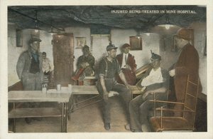 Amerikaanse kolenmijnbouw: Gewonden worden behandeld in mijnziekenhuis (kleurenfoto) door American Photographer