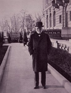 Andrew Carnegie buiten zijn Fifth Avenue herenhuis, New York