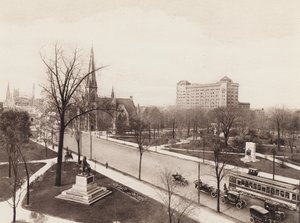 Gezicht in vogelvlucht op Grand Circus Park, met Woodward Avenue, Pingree Monument, Maybury Monument, Central M E Church en YMCA-gebouw, Detroit, Michigan (z/w foto) door American Photographer