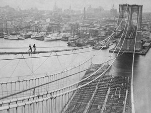 Brooklyn Bridge, 1883 door American Photographer