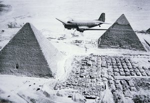C-47 vliegt over de piramides van Egypte