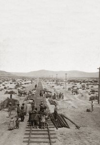 Bouw in 1869 van de Central Pacific Railways - Nevada - Arbeiders bouwen de spoorlijnen van de Central Pacific Company om de eerste Noord-Amerikaanse transcontinentale spoorweg te bouwen. (Central Pacific Railroad company) door American Photographer