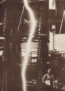 Ontlading van kunstmatige bliksem van een generator van vijf miljoen volt (zwart-wit foto) door American Photographer