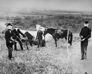 Boeren-homesteaders van Nebraska snijden hekken van veehouders door in Custer County door American Photographer