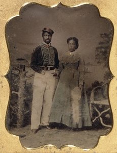 Brandweerman en bruid, ca. 1860 door American Photographer