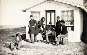 Vijf soldaten uit de Burgeroorlog verzameld op een veranda, Afro-Amerikaanse jongen zit bij hen, 1861-65 door American Photographer