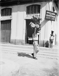Bloemenverkoper, Havana, ca. 1910 (zwart-wit foto) door American Photographer