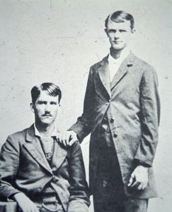 Frank (1843-1915) en Jesse James (1847-82) ca. 1870