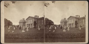 Voorkant van het Landhuis en gazon, Oneida Community, New York State, circa 1870 door American Photographer