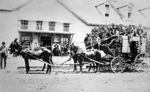 Volgeladen Postkoets van het Oude Westen, ca. 1885 door American Photographer
