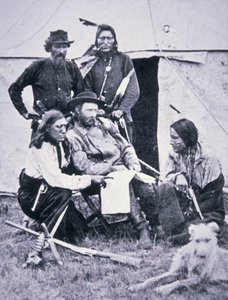 Generaal George A. Custer (1839-76) met zijn Indiaanse verkenners tijdens de Yellowstone-expeditie van 1873 door American Photographer