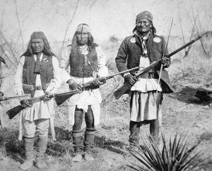 Geronimo en drie van zijn Apache krijgers door American Photographer