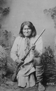 Geronimo met een geweer, 1884