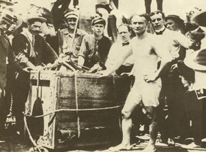 Harry Houdini wordt neergelaten in de met ijs bedekte Detroit rivier in 1907 (z/w foto)