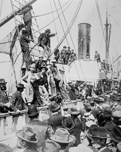 Hoopvolle goudzoekers verlaten Vancouver tijdens de Klondike Gold Rush (1897-98) 1898 door American Photographer