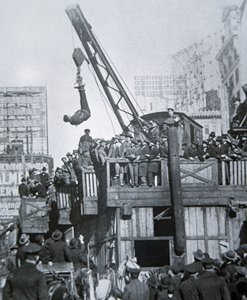 Houdini ontsnapt uit een dwangbuis terwijl hij aan een kraan in New York City hangt door American Photographer