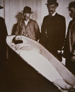Jesse James in zijn kist na te zijn doodgeschoten in 1882