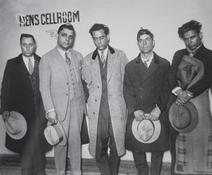 Joe Aiello (1891-1930) met zijn handlangers in politiehechtenis door American Photographer