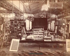 Lenoir & Forsters Tentoonstelling, Hoofdgebouw, Centennial International Exhibition, Philadelphia, 1876 door American Photographer
