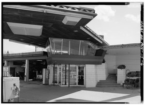 Lindholm Oil Company Service Station, Cloquet, Minnesota door American Photographer
