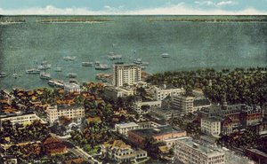 Miami, Florida, ca 1925: Miami in vogelvlucht (kleurenfoto) door American Photographer