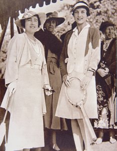 Mevrouw Helen Wills Moody (rechts) de Amerikaanse tenniskampioen, ontmoet de hertogin van York in de All-England Club in Wimbledon tijdens het Lawn Tennis Championship in 1935 door American Photographer